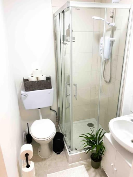 Cozy Near Train Station Apartment *