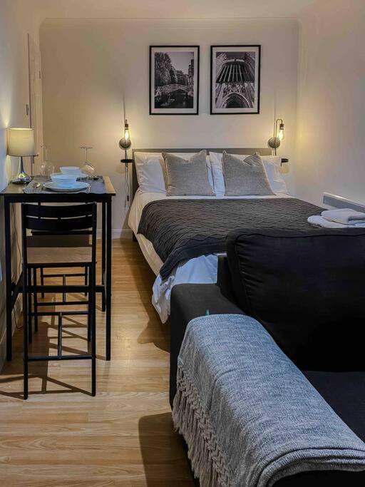 Cozy Near Train Station Apartment