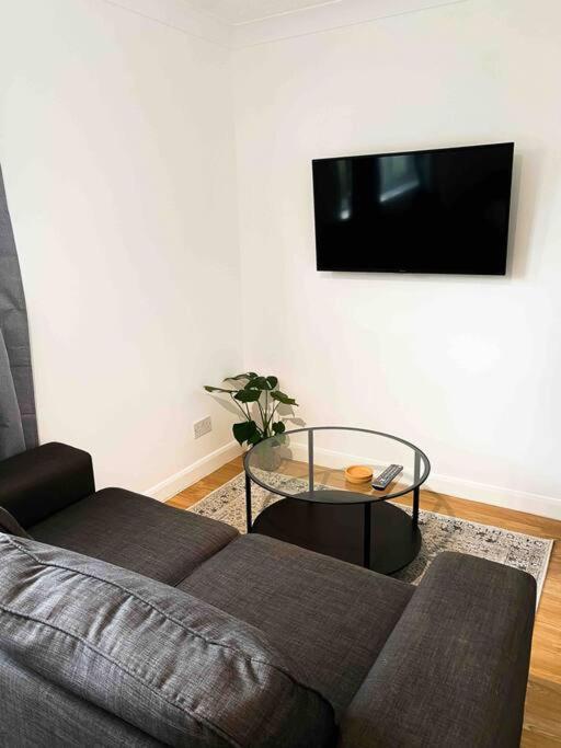 Cozy Near Train Station Apartment