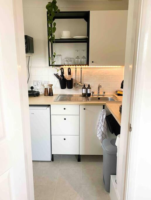 Cozy Near Train Station Apartment *